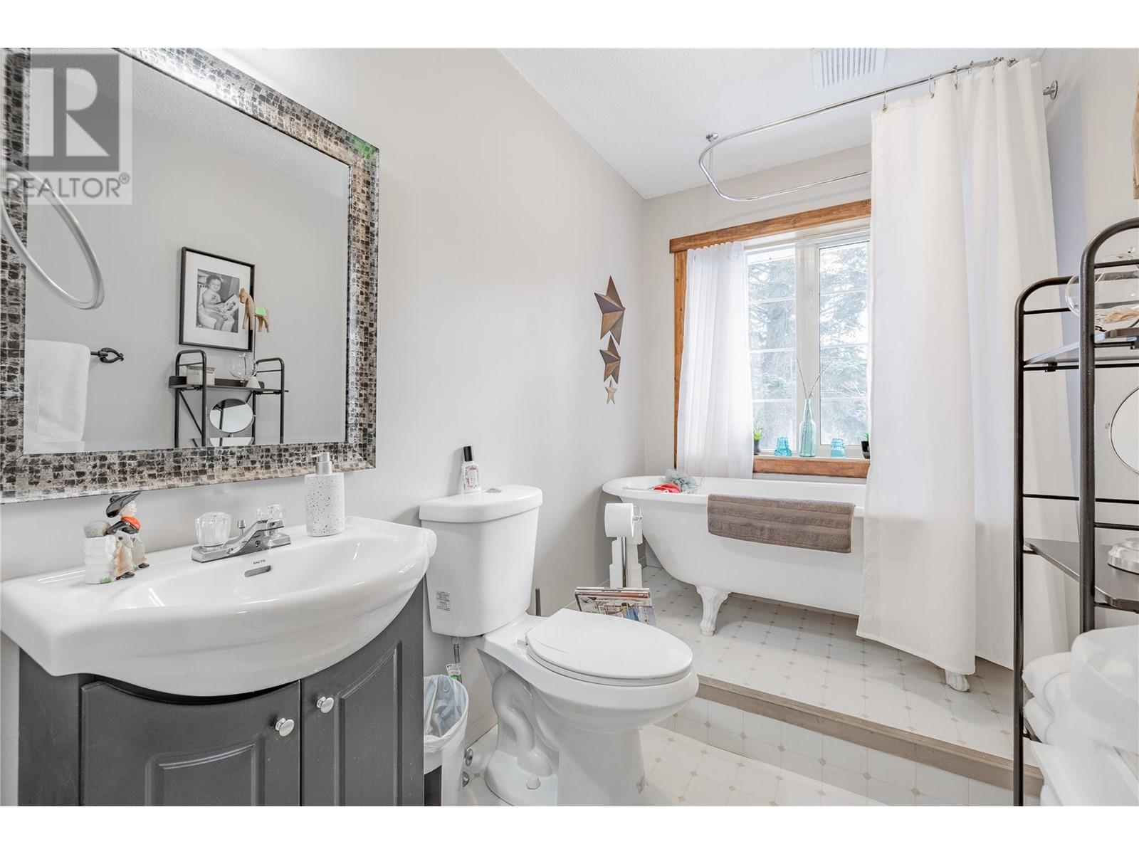 4814 Lake Road, Windermere, British Columbia  V0B 2L2 - Photo 23 - 10332025