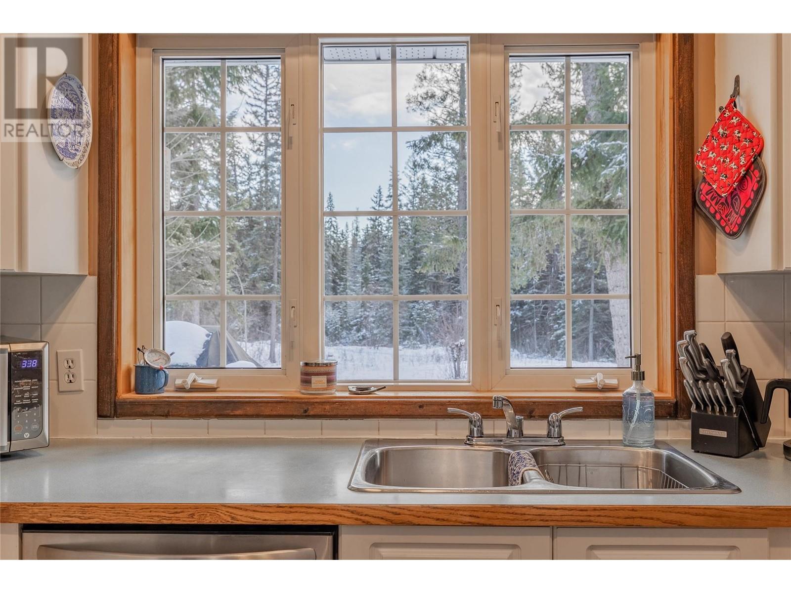 4814 Lake Road, Windermere, British Columbia  V0B 2L2 - Photo 19 - 10332025