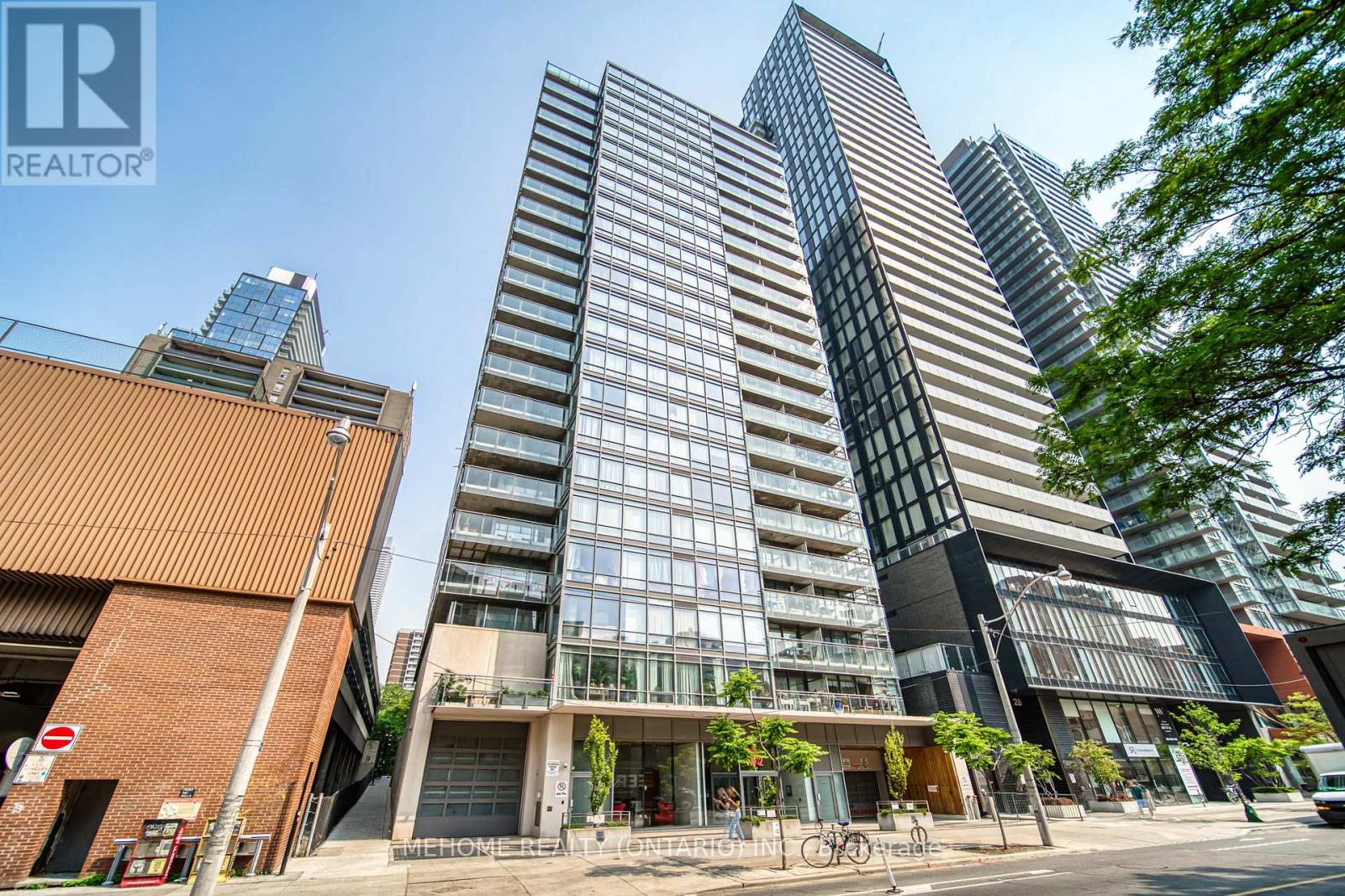 <div class="slider-price">$699,000</div><p>1106 - 22 Wellesley Street E, Toronto, Ontario</p>