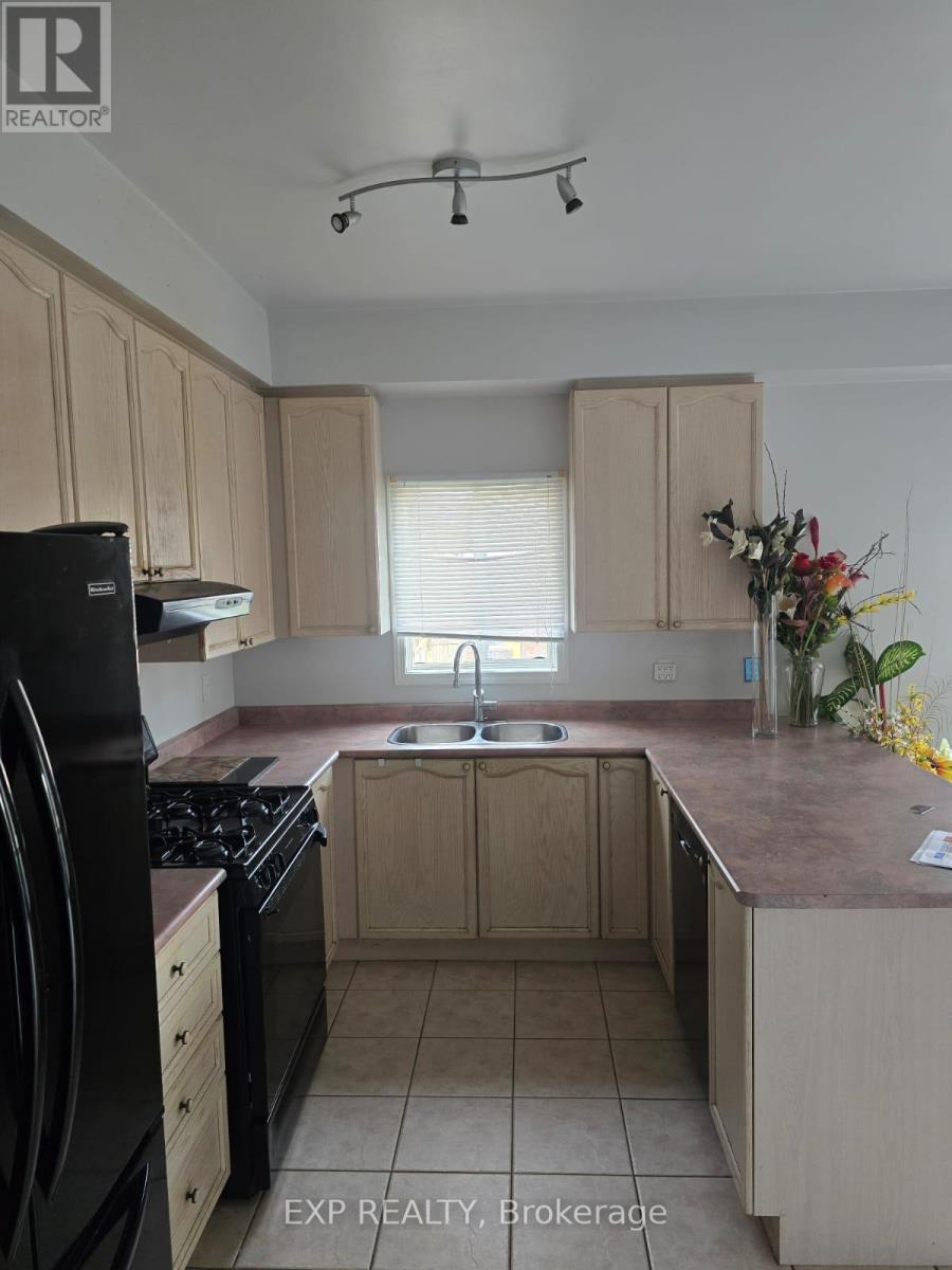 17 Pitfield Avenue, Whitby, Ontario  L1R 2P7 - Photo 7 - E12136057