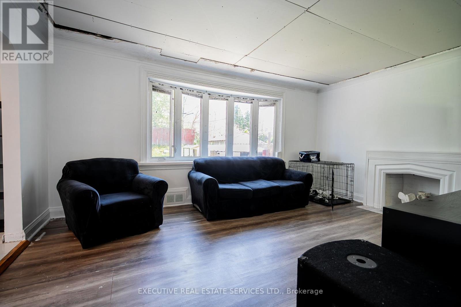 49 Trethewey Drive, Toronto, Ontario  M6M 4B1 - Photo 12 - W12136045
