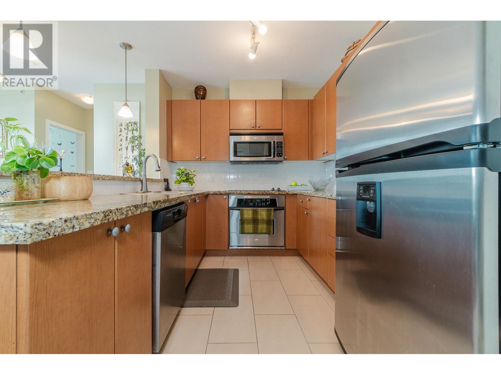 Listing Picture 9 of 27 : 1202 15 E ROYAL AVENUE, New Westminster / 新西敏 - 魯藝地產 Yvonne Lu Group - MLS Medallion Club Member