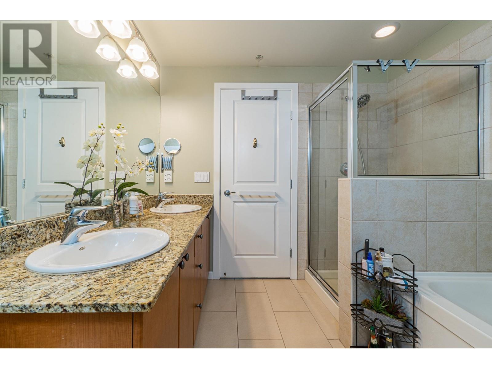Listing Picture 15 of 27 : 1202 15 E ROYAL AVENUE, New Westminster / 新西敏 - 魯藝地產 Yvonne Lu Group - MLS Medallion Club Member