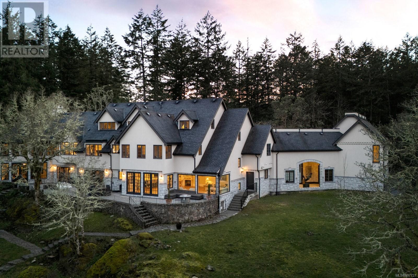 1708 Woodsend Dr, Saanich, British Columbia