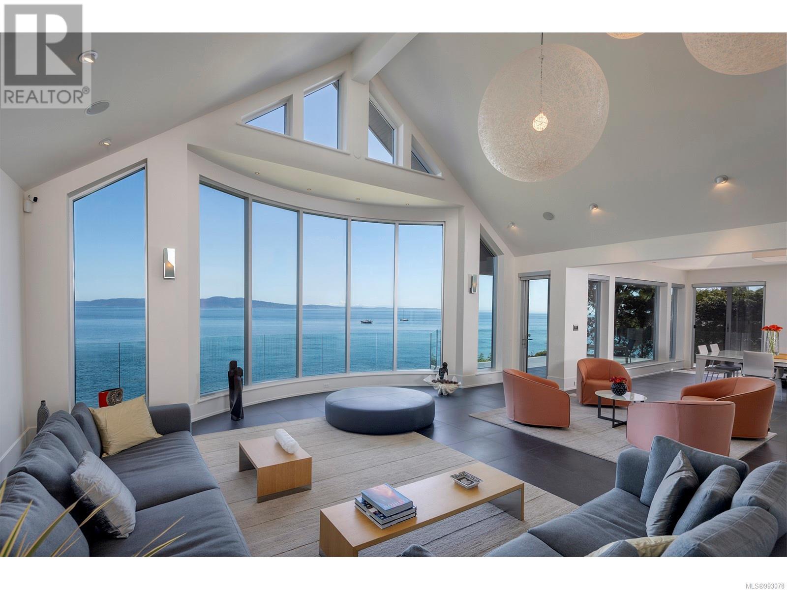 2950 Phyllis St, Saanich, British Columbia  V8N 1Z1 - Photo 2 - 993078