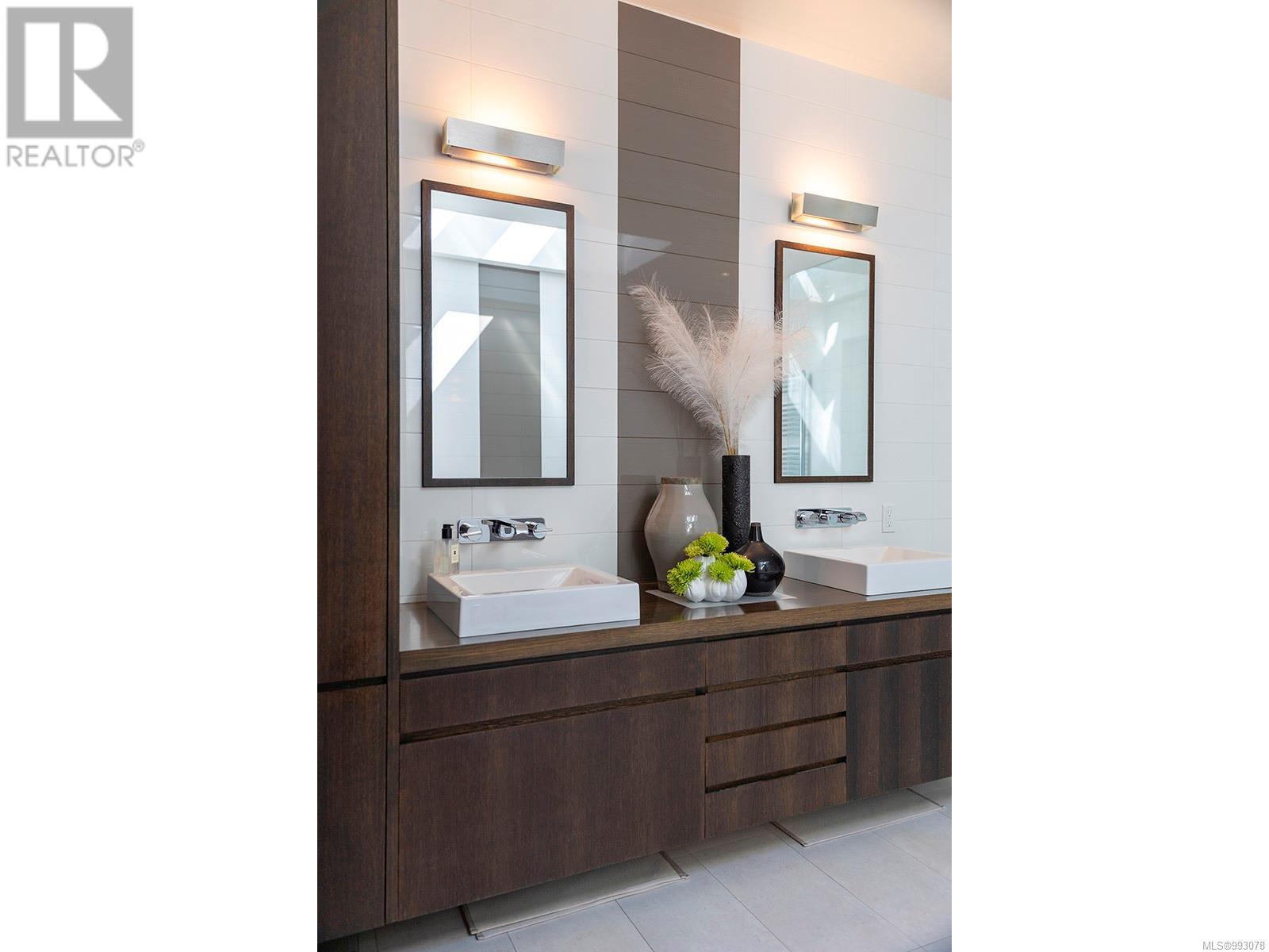 2950 Phyllis St, Saanich, British Columbia  V8N 1Z1 - Photo 44 - 993078