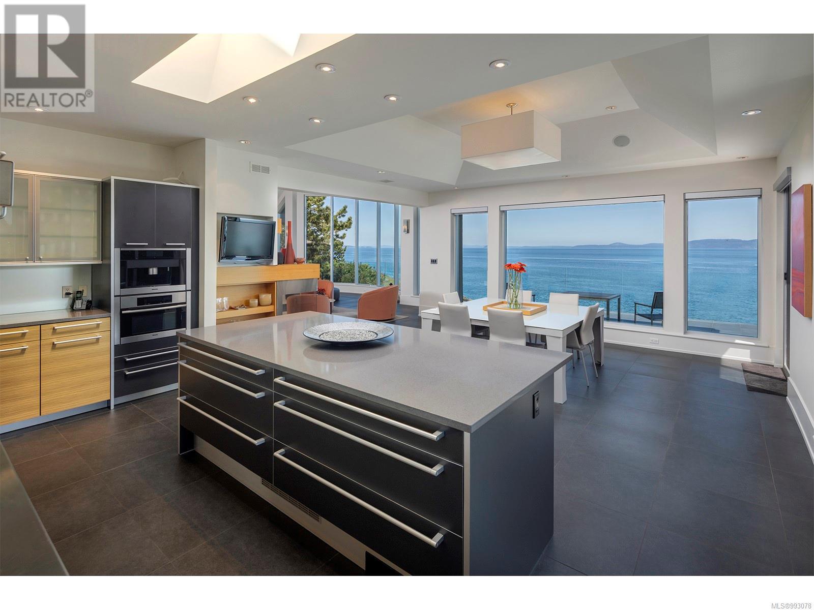 2950 Phyllis St, Saanich, British Columbia  V8N 1Z1 - Photo 7 - 993078