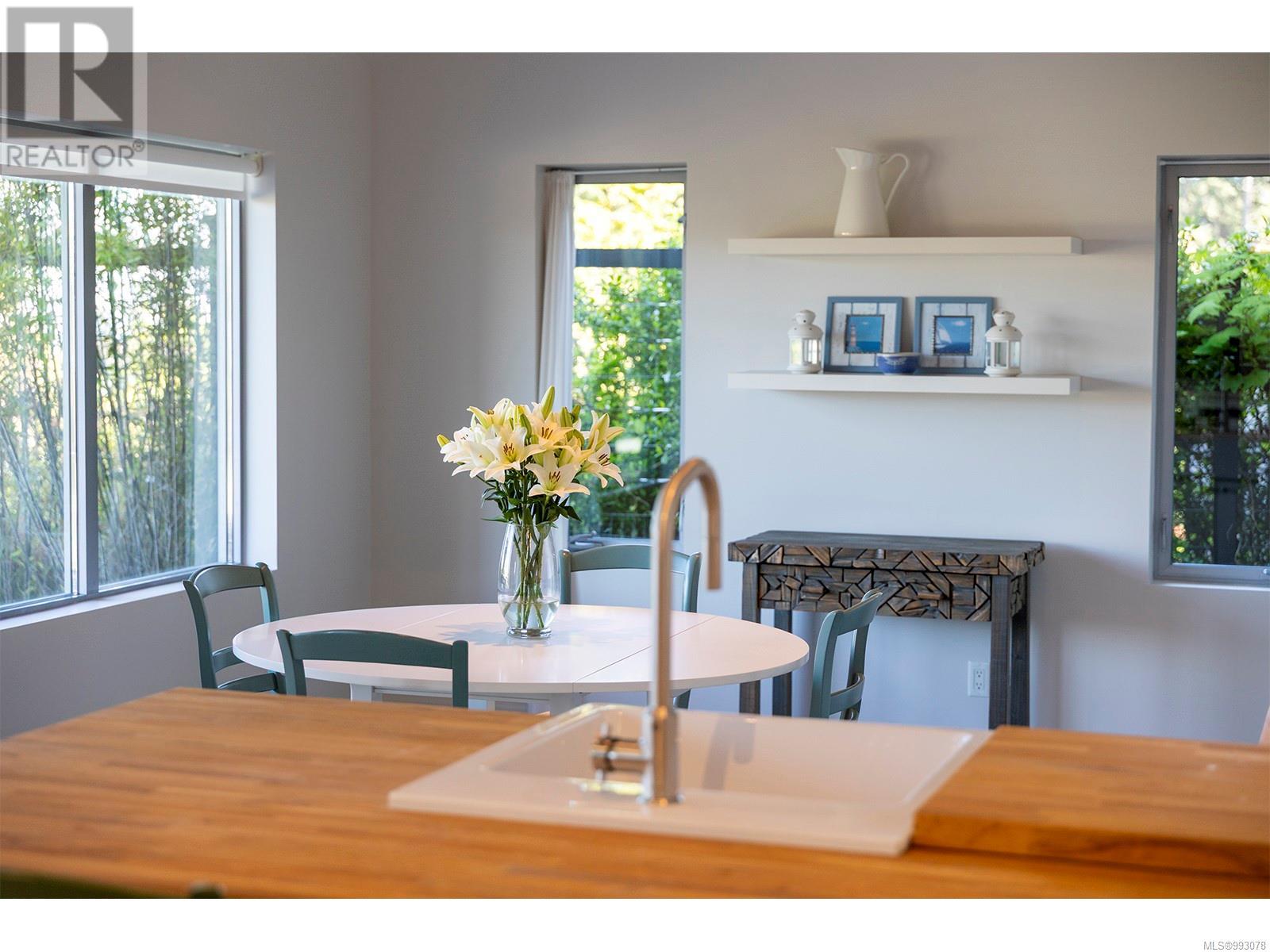 2950 Phyllis St, Saanich, British Columbia  V8N 1Z1 - Photo 71 - 993078