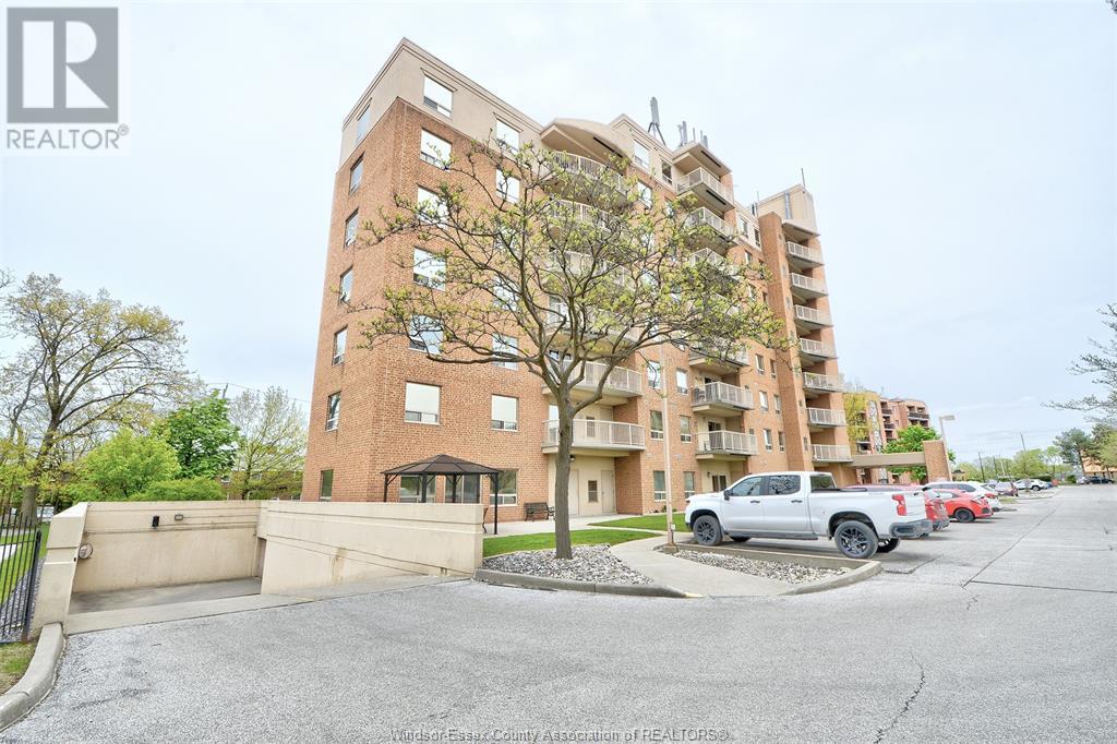 Property at 5064 WYANDOTTE STREET East Unit# 605 image 2
