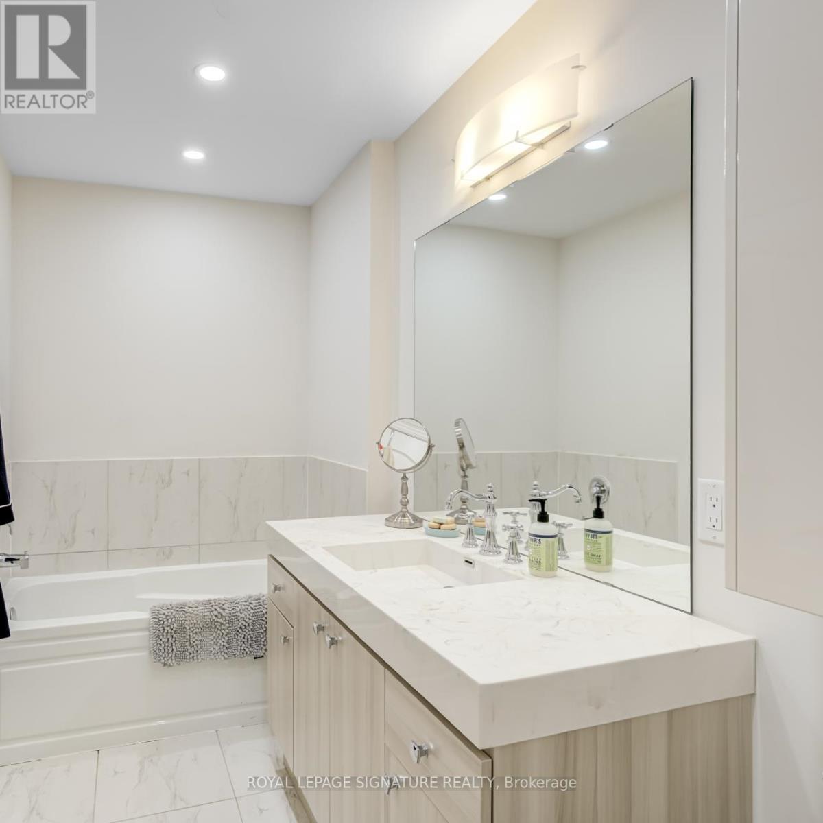 1223 Azinger Lane, Mississauga, Ontario  L5E 0A7 - Photo 13 - W12136083