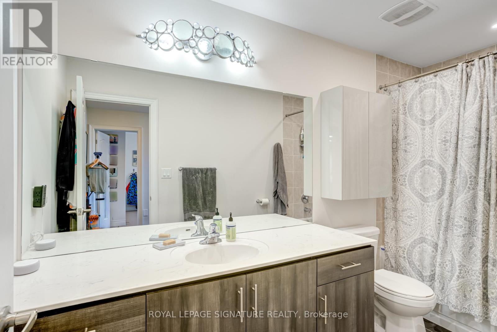 1223 Azinger Lane, Mississauga, Ontario  L5E 0A7 - Photo 16 - W12136083