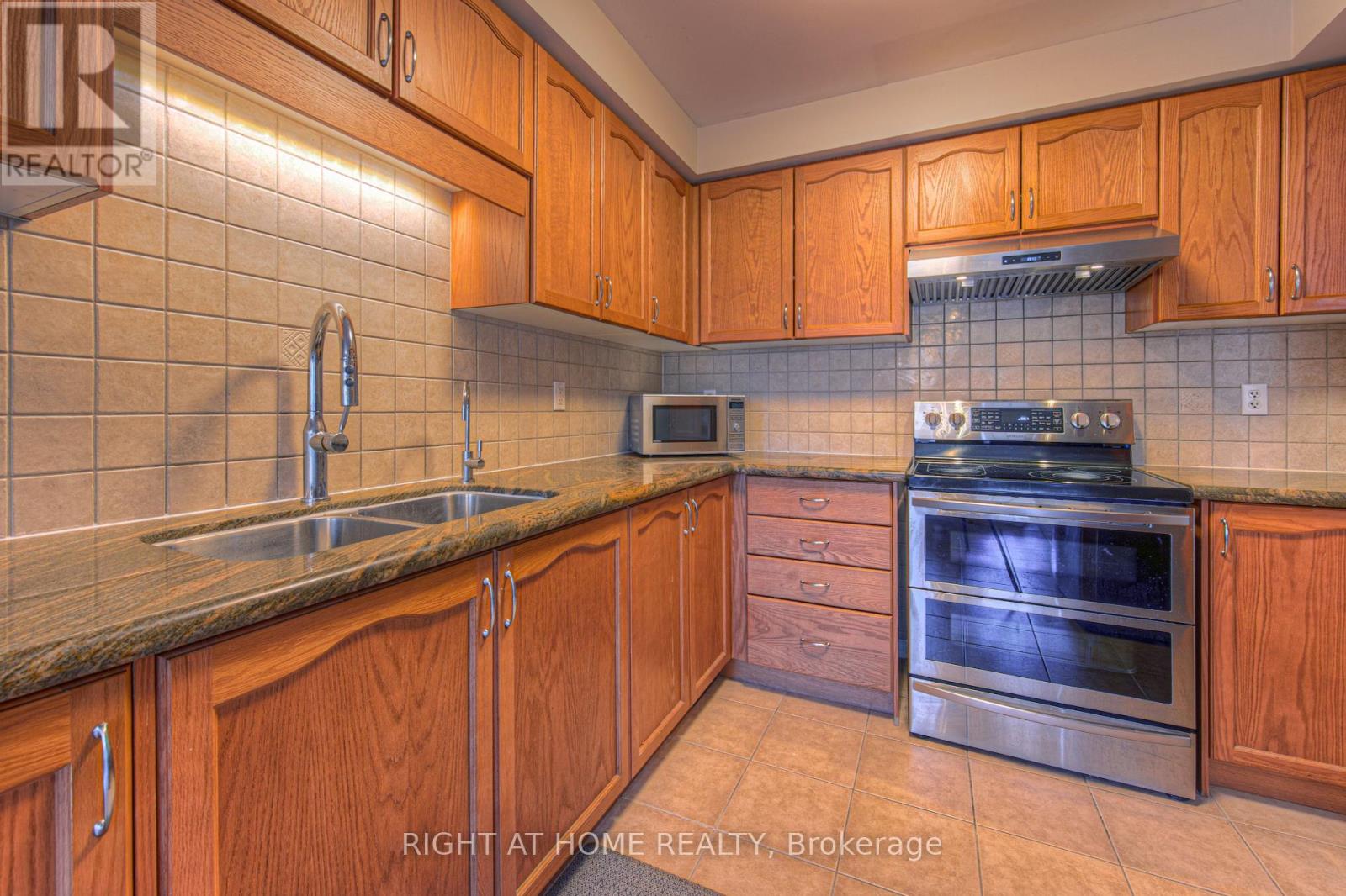 131 Lavery Heights, Milton, Ontario  L9T 0V4 - Photo 15 - W12136112