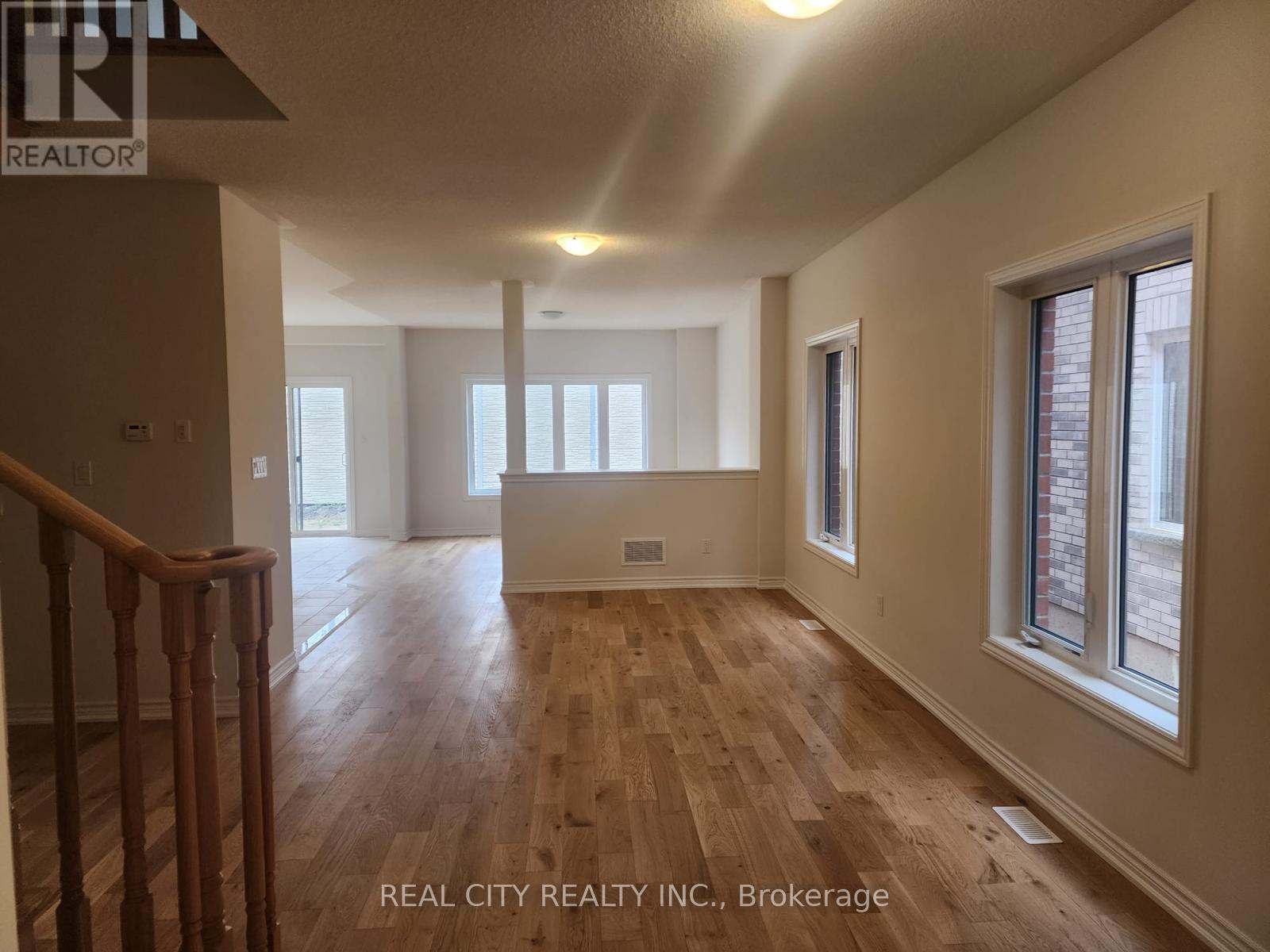 Upper - 110 Palace Street, Thorold, Ontario  L2V 0N3 - Photo 7 - X12136104