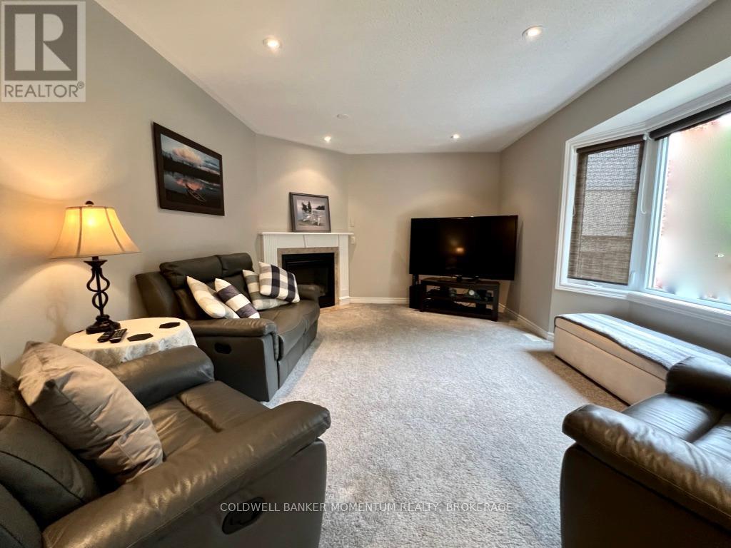 8 Meadowbrook Lane, Pelham, Ontario  L0S 1E4 - Photo 4 - X12136175