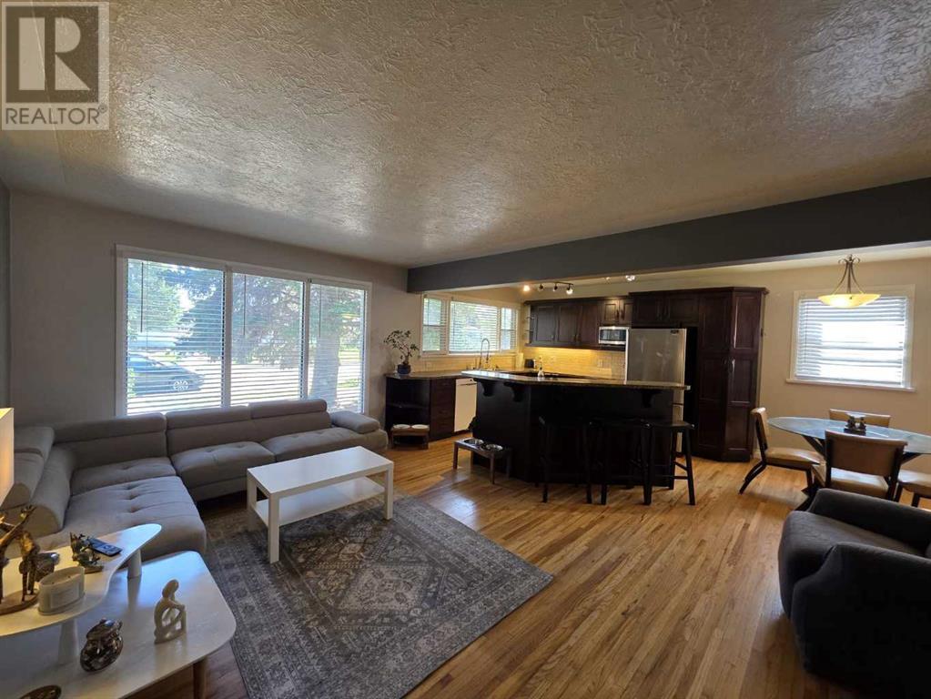 Property at 318 26 Street S image 4