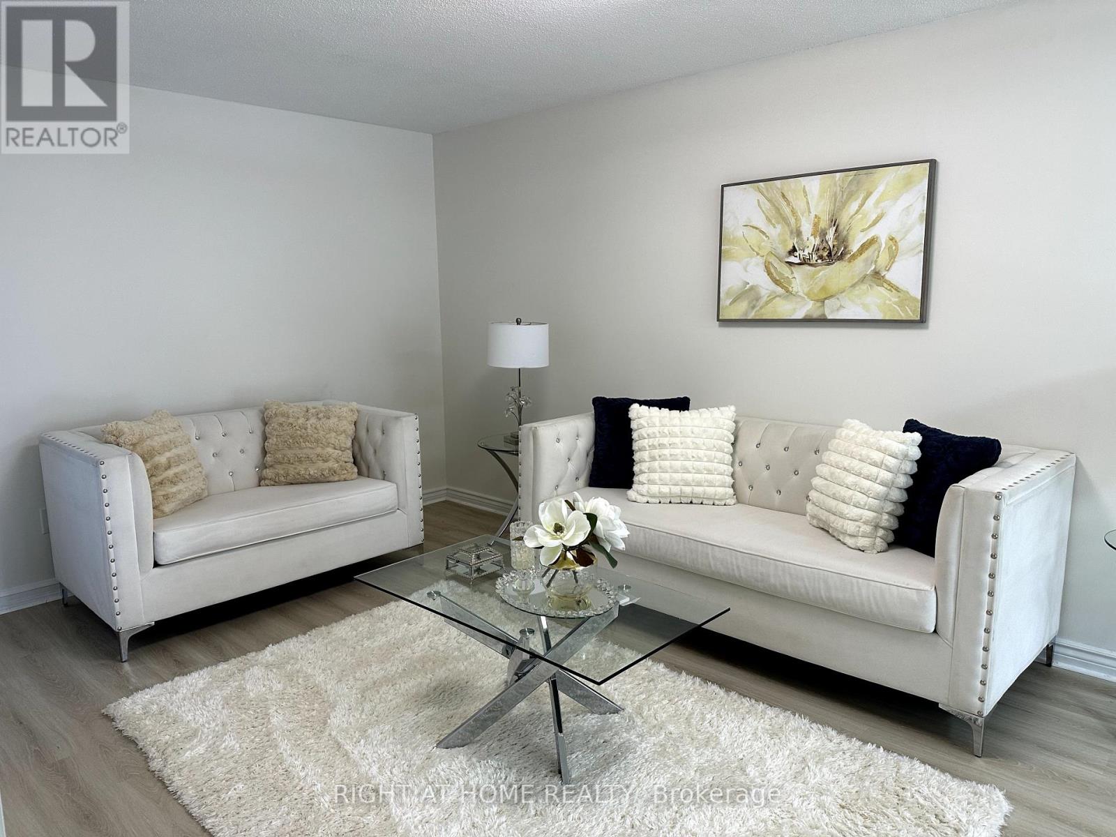 63 Spyglass Hill Road, Vaughan, Ontario  L4K 2K6 - Photo 4 - N12136204