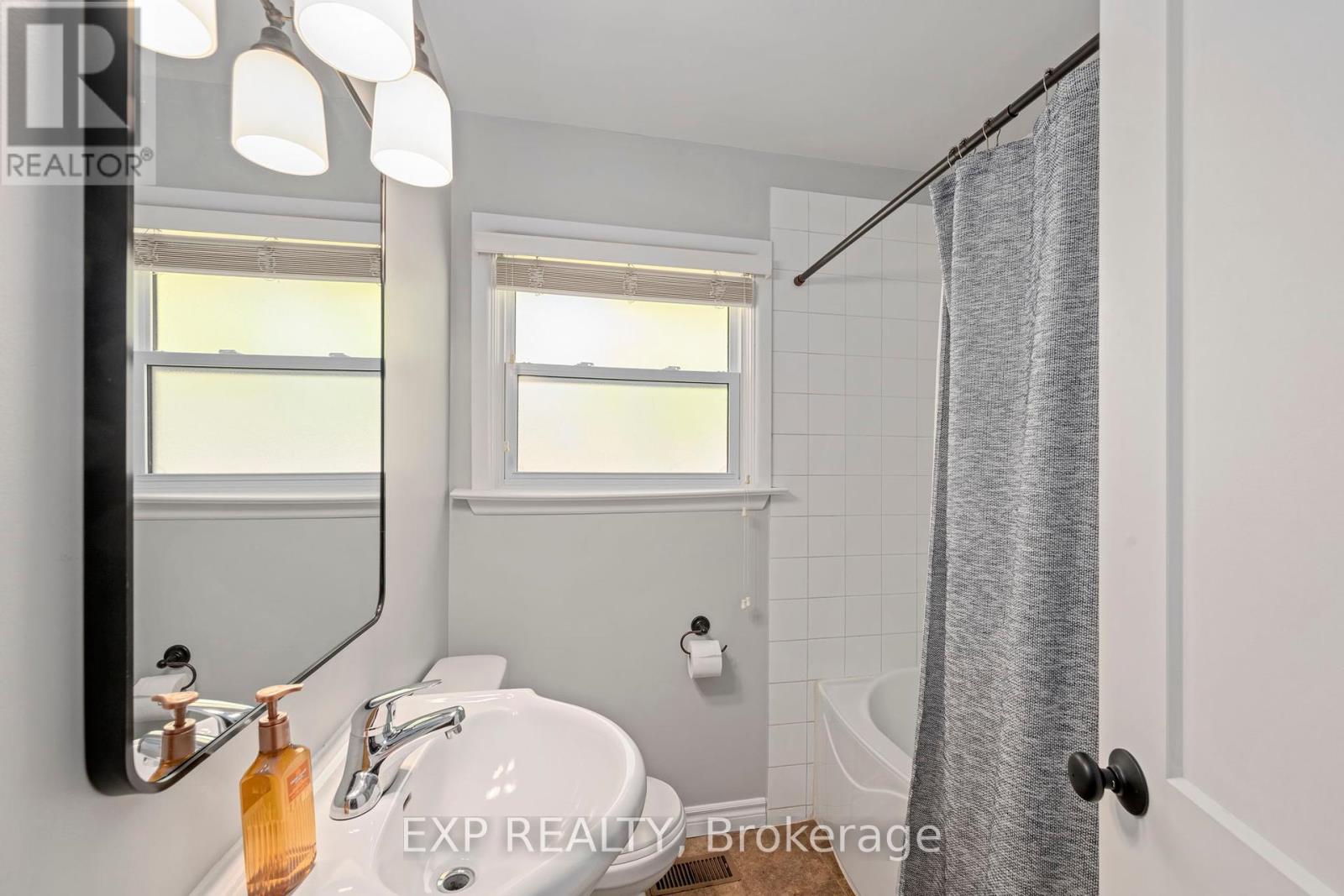 387 Griffith Street, London South, Ontario  N6K 2S1 - Photo 16 - X12136249