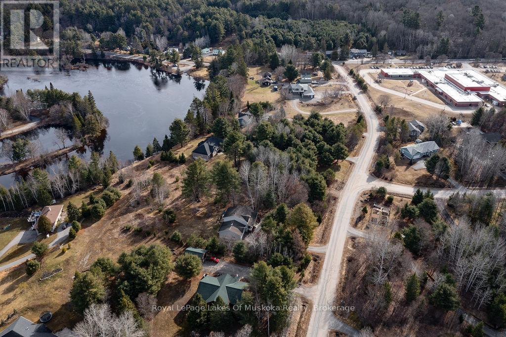 18 Shellwood Shores Avenue, Huntsville, Ontario  P1H 2M4 - Photo 7 - X12136285