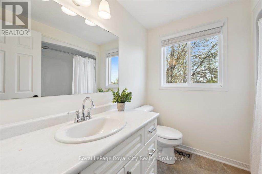 41 Munroe Crescent, Guelph, Ontario N1G 5E5 - Photo 31 - X12136307