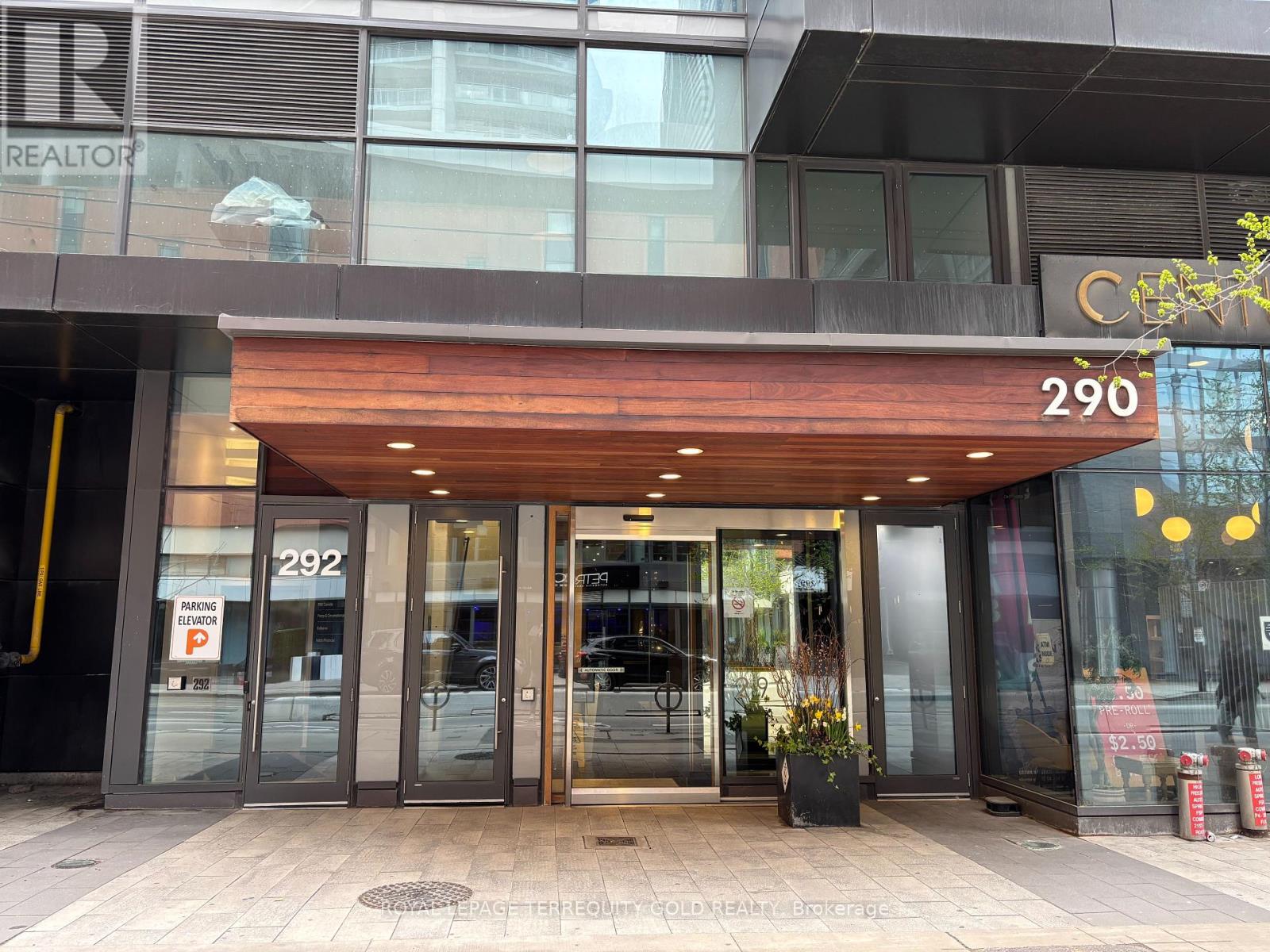 1706 - 290 Adelaide Street W, Toronto, Ontario  M5V 0P3 - Photo 3 - C12136245