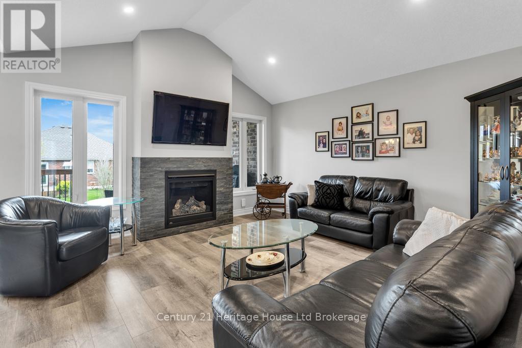 55 William Street, Tillsonburg, Ontario  N4G 5R9 - Photo 4 - X12136370