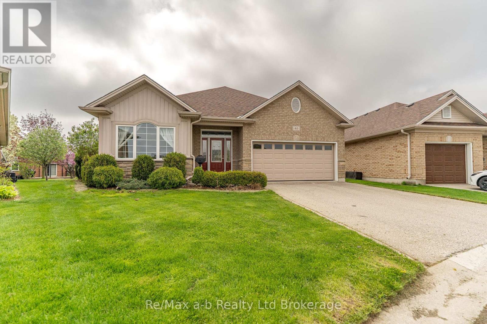 61 Jones Crescent, Tillsonburg, Ontario  N4G 5X5 - Photo 1 - X12136421
