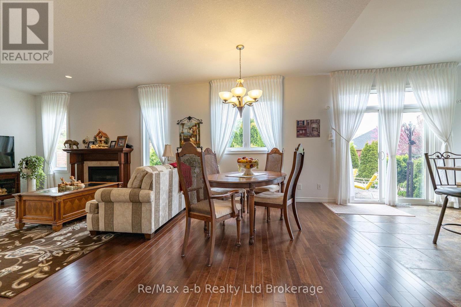 61 Jones Crescent, Tillsonburg, Ontario  N4G 5X5 - Photo 10 - X12136421