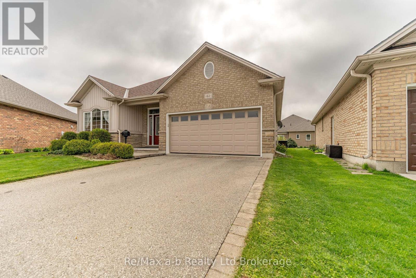 61 Jones Crescent, Tillsonburg, Ontario  N4G 5X5 - Photo 2 - X12136421