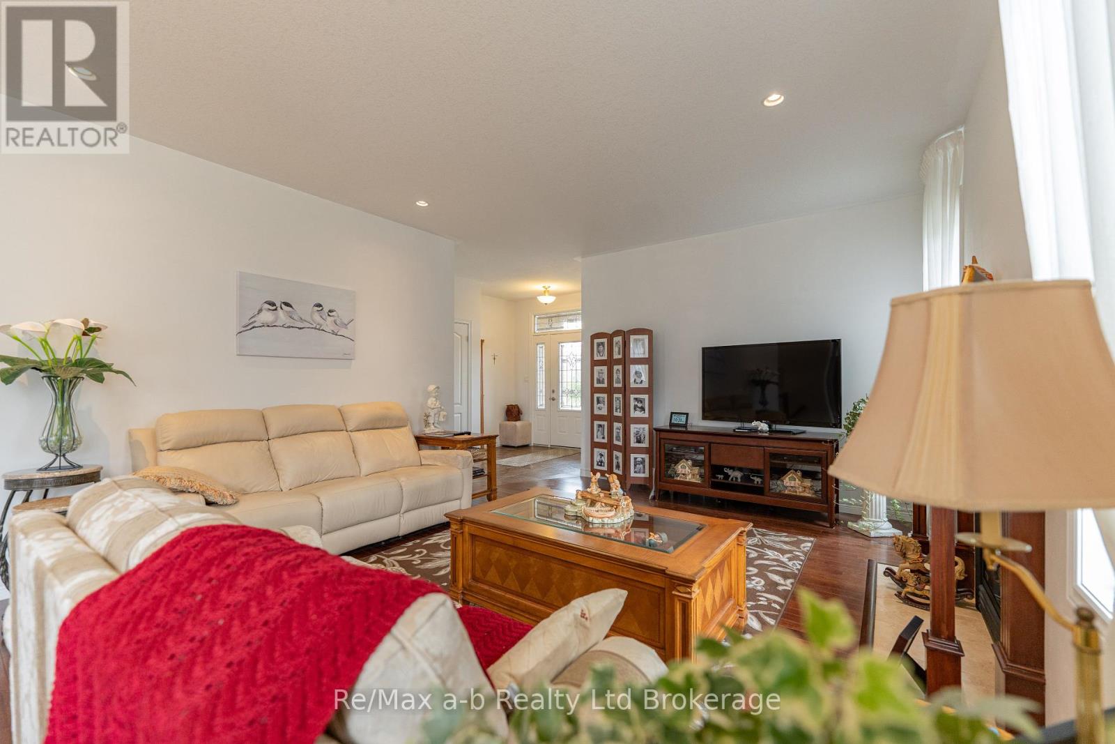 61 Jones Crescent, Tillsonburg, Ontario  N4G 5X5 - Photo 8 - X12136421