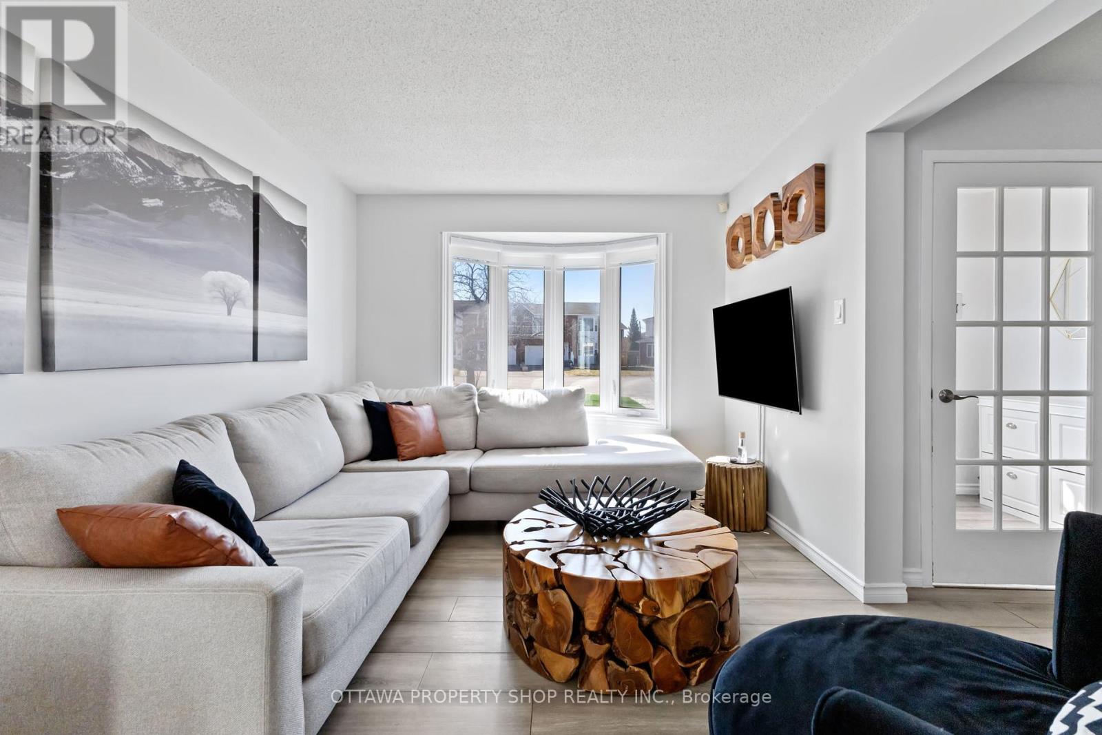 2837 Gothwood Place, Ottawa, Ontario  K1T 2V4 - Photo 4 - X12136548