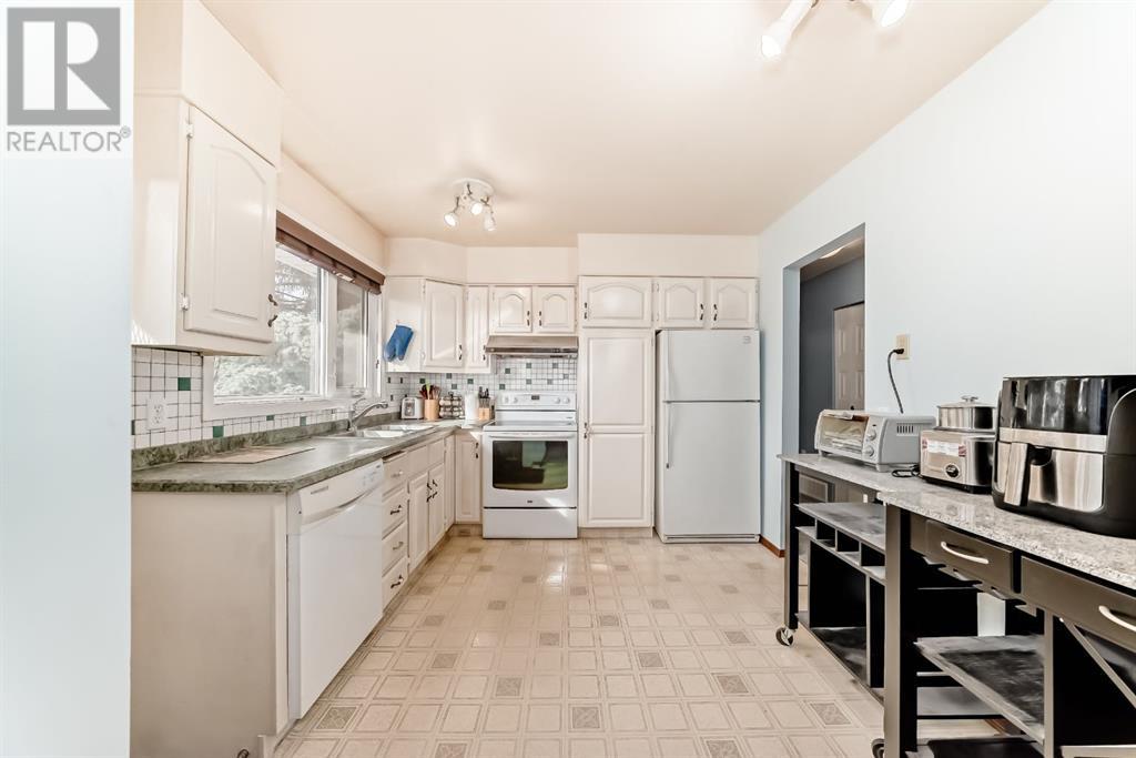 Property at 115 Rundleview Drive NE image 4