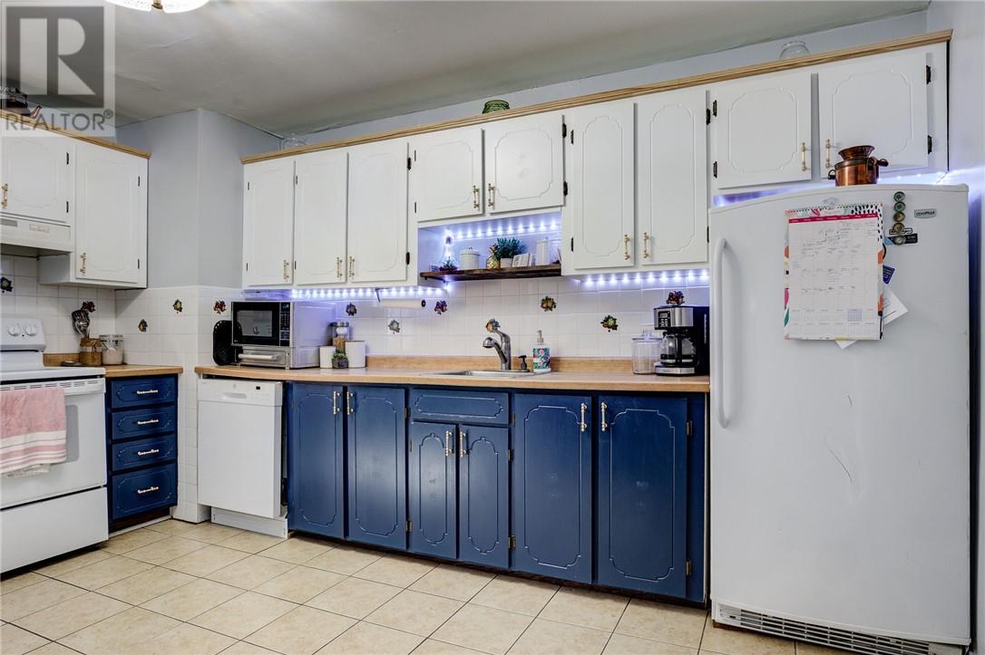 Property at 392 MELVIN Avenue image 5