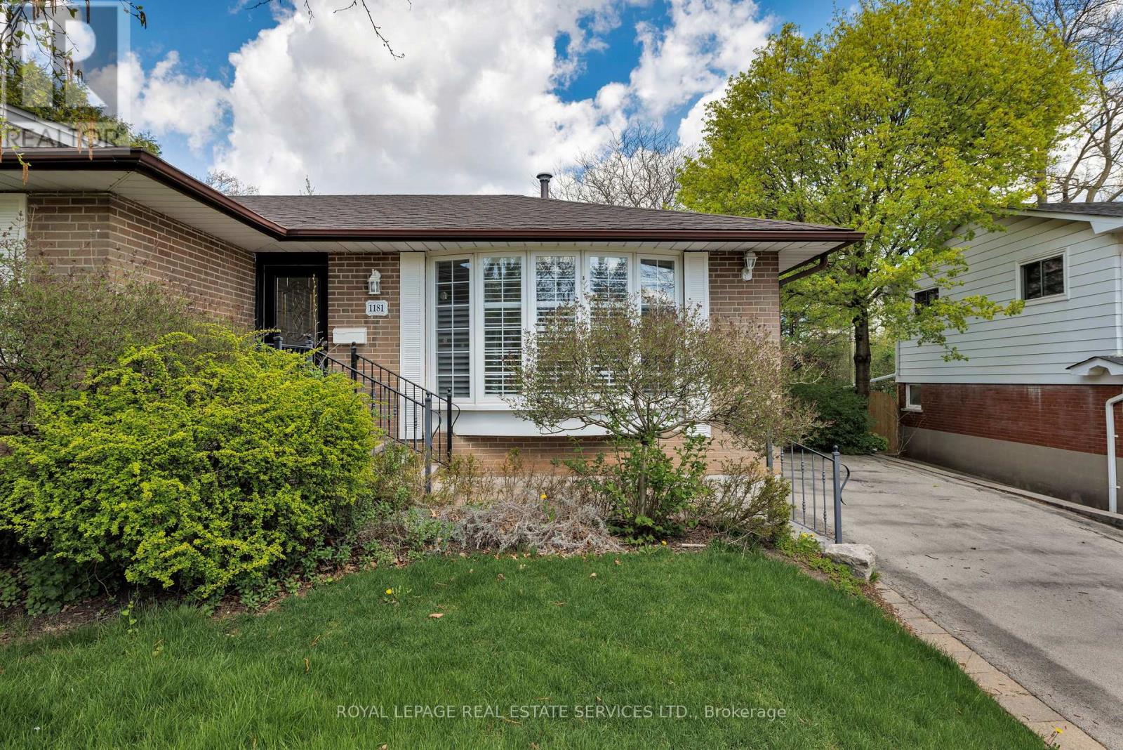 1181 Newton Road, Oakville, Ontario  L6H 2A1 - Photo 2 - W12122697