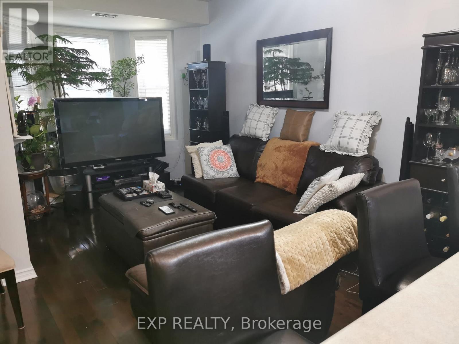 Property at 132 - 760 LAWRENCE AVENUE W image 4