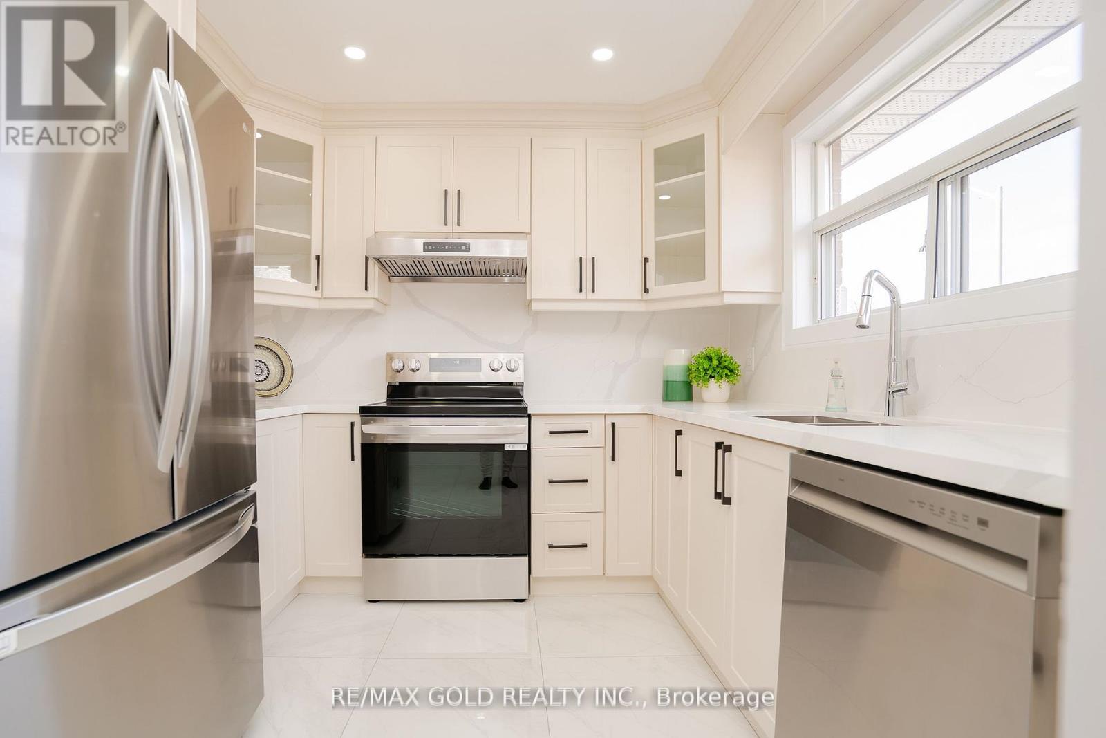 41 Danesbury Crescent, Brampton (Southgate), Ontario  L6T 1T2 - Photo 11 - W12133931
