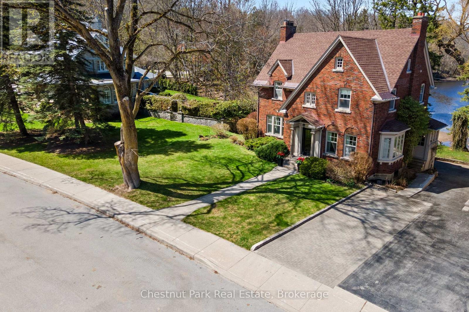 190 4th Street W, Owen Sound, Ontario  N4K 3J9 - Photo 1 - X12136728