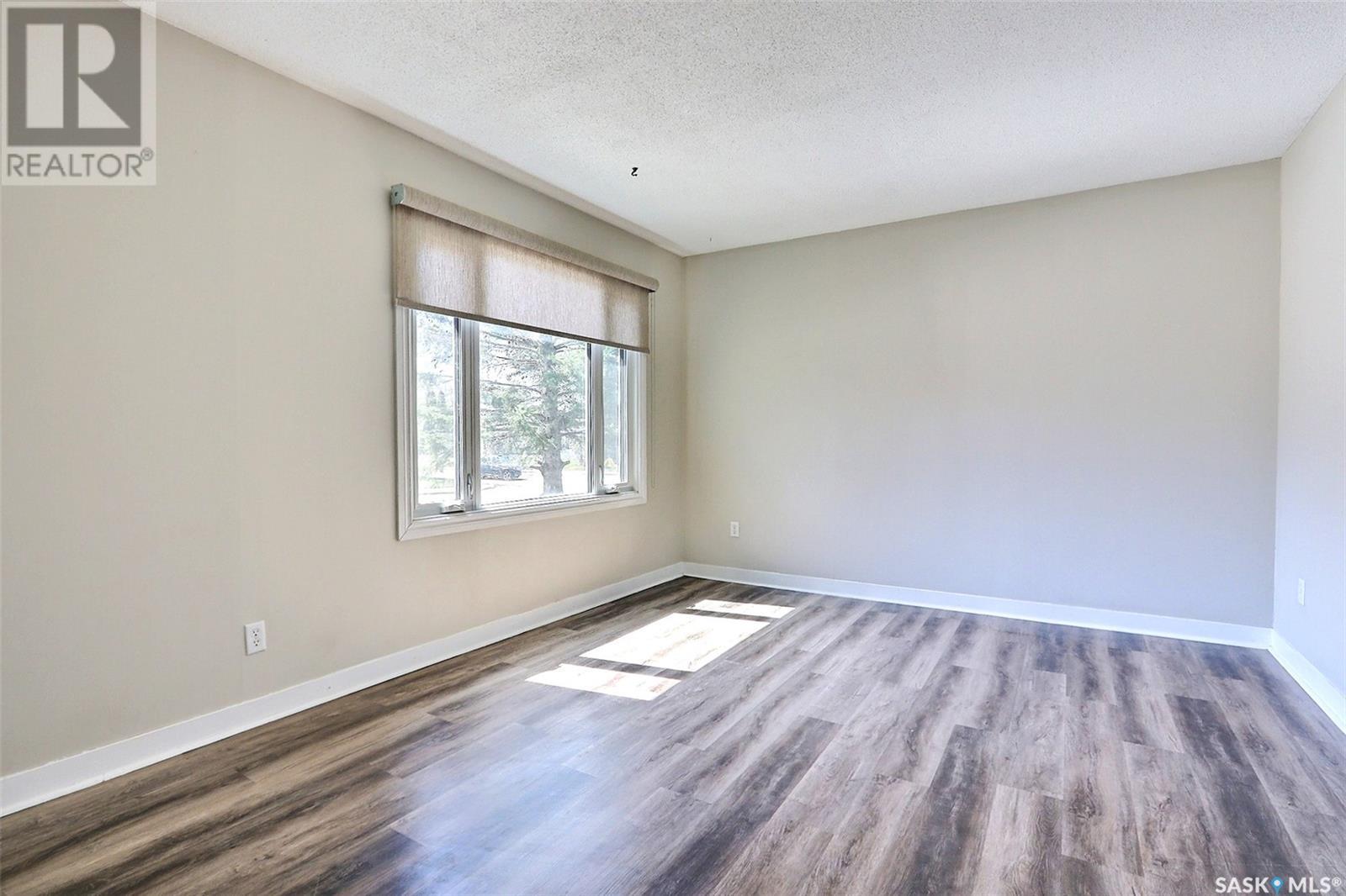 Property at 372 22nd STREET W image 3