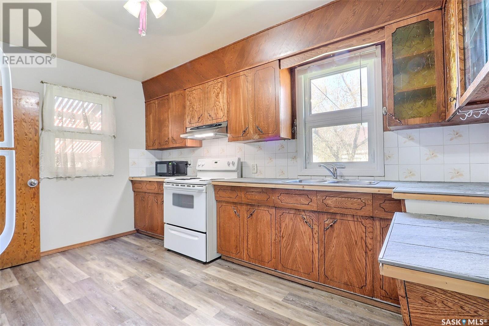 Property at 372 22nd STREET W image 5