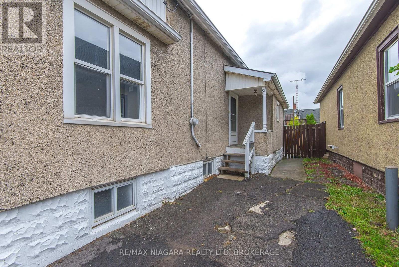 76 Sixth Street, Welland (Lincoln/crowland), Ontario  L3B 5A8 - Photo 4 - X12136895