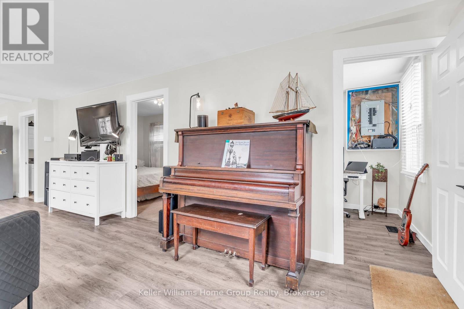 179 Angelene Street, Mississauga, Ontario  L5G 1X1 - Photo 6 - W12136896