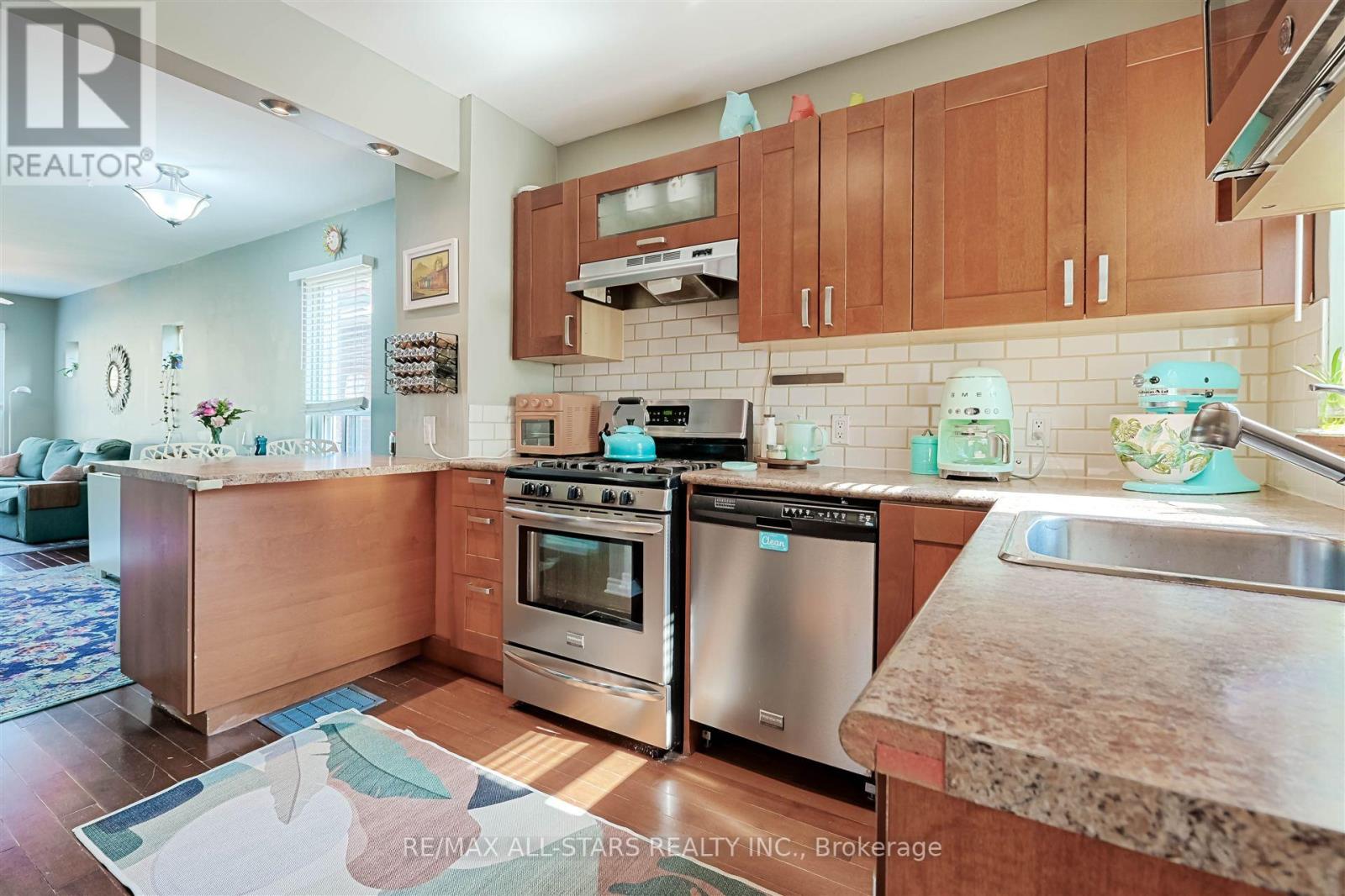 98 Victoria Park Avenue, Toronto, Ontario  M4E 3R9 - Photo 9 - E12136744