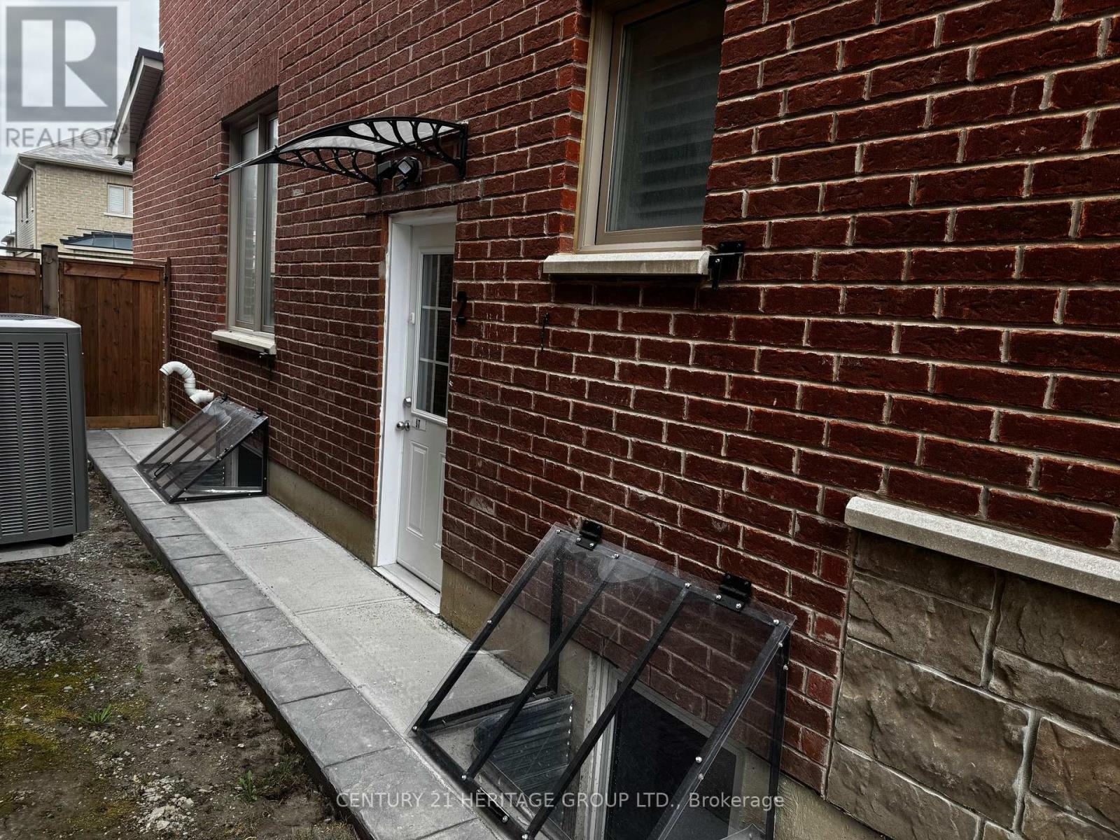 2 - 7 Larkfield Crescent, East Gwillimbury (Sharon), Ontario  L9N 0P7 - Photo 38 - N12136470