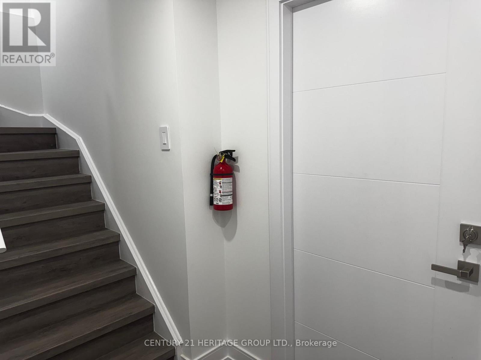 2 - 7 Larkfield Crescent, East Gwillimbury (Sharon), Ontario  L9N 0P7 - Photo 4 - N12136470