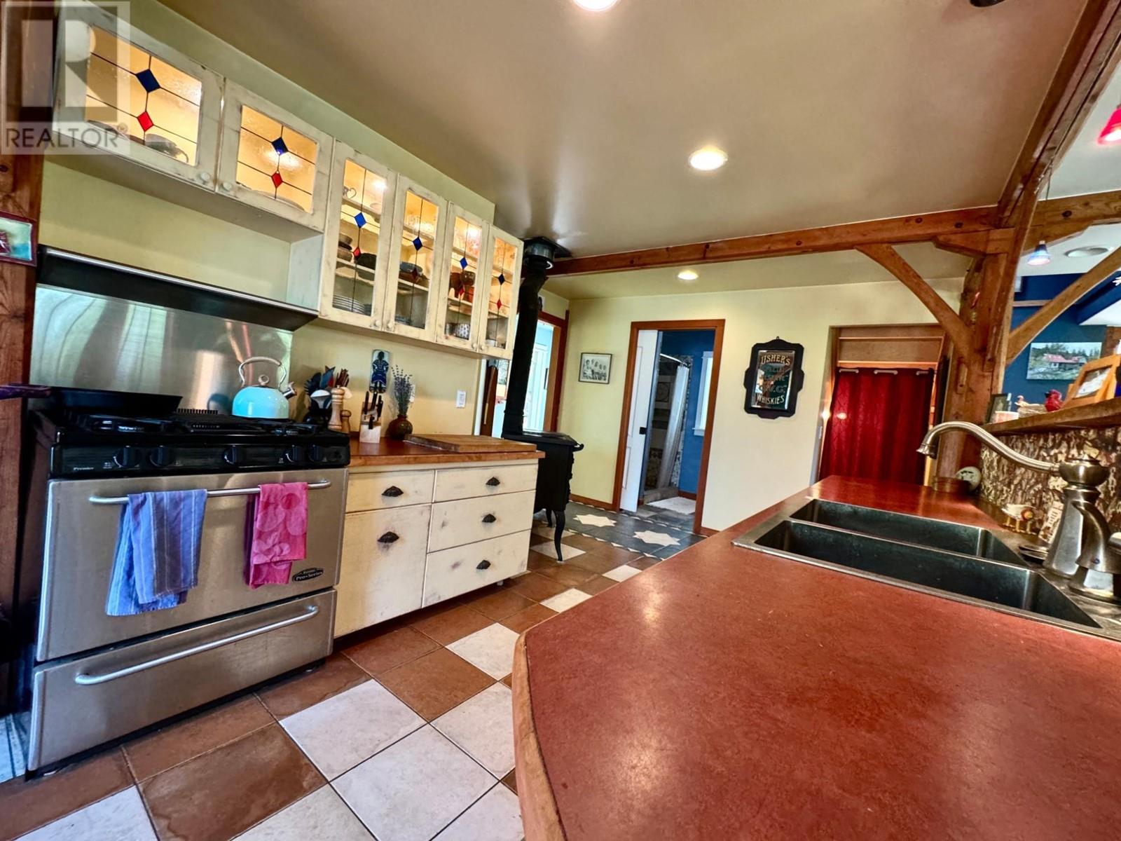 395 Boven Road, Nelson, British Columbia  V1L 6J1 - Photo 13 - 10347110
