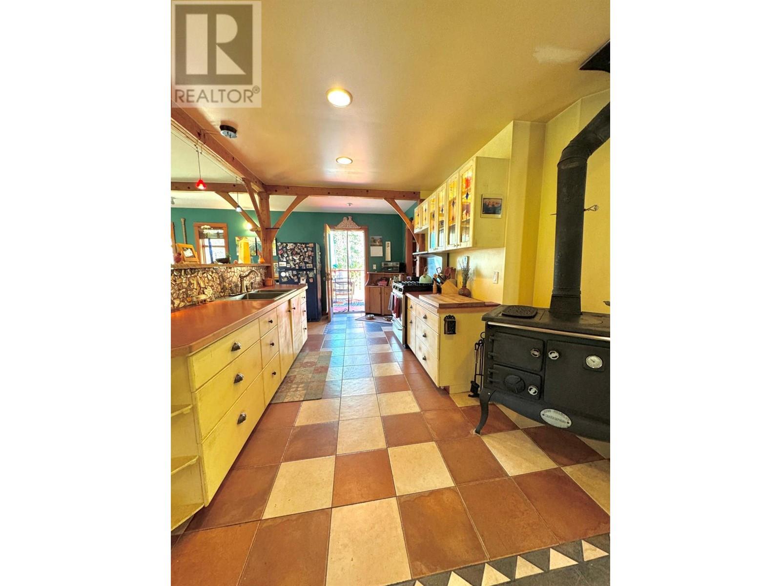 395 Boven Road, Nelson, British Columbia  V1L 6J1 - Photo 9 - 10347110