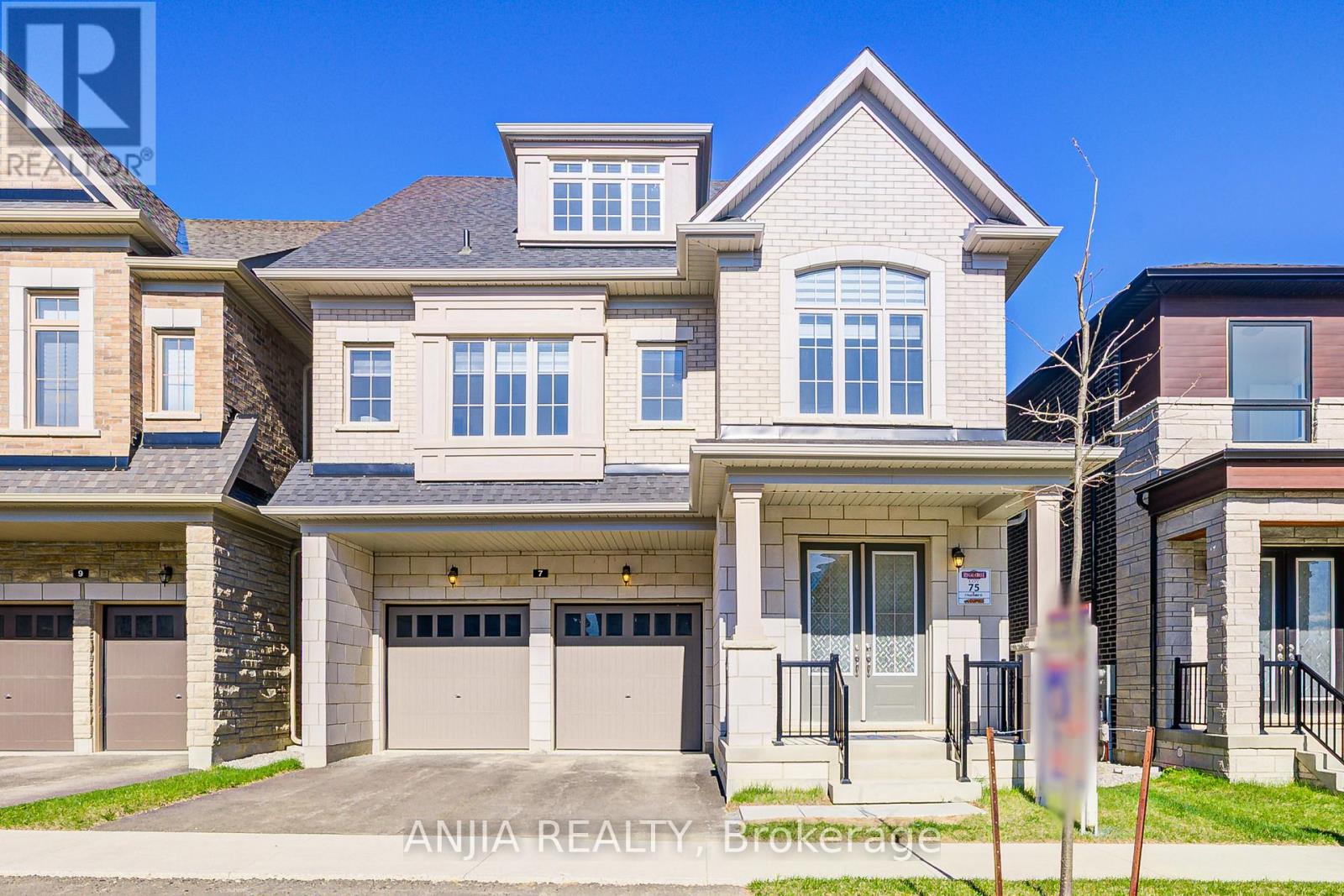 7 Fauchard Street, Richmond Hill, Ontario  L4E 1J6 - Photo 2 - N12133558