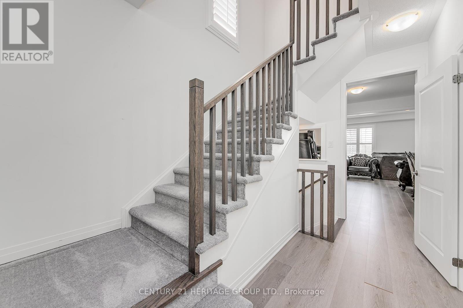 69 Kirkwood Way, Barrie, Ontario  L9J 0K7 - Photo 6 - S12136462