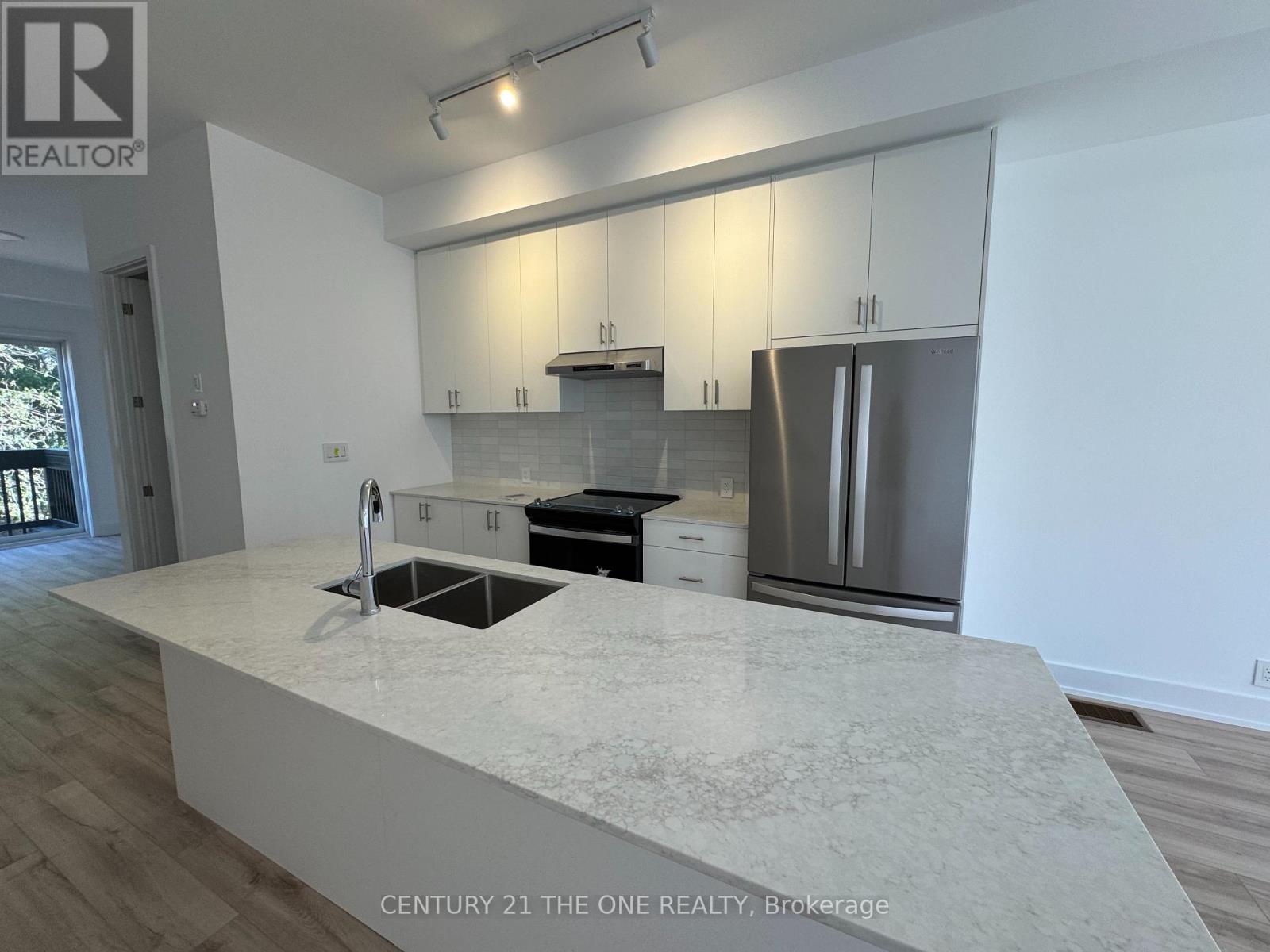 31 Chestnut Court, Aurora, Ontario  L4G 4A4 - Photo 4 - N12135515