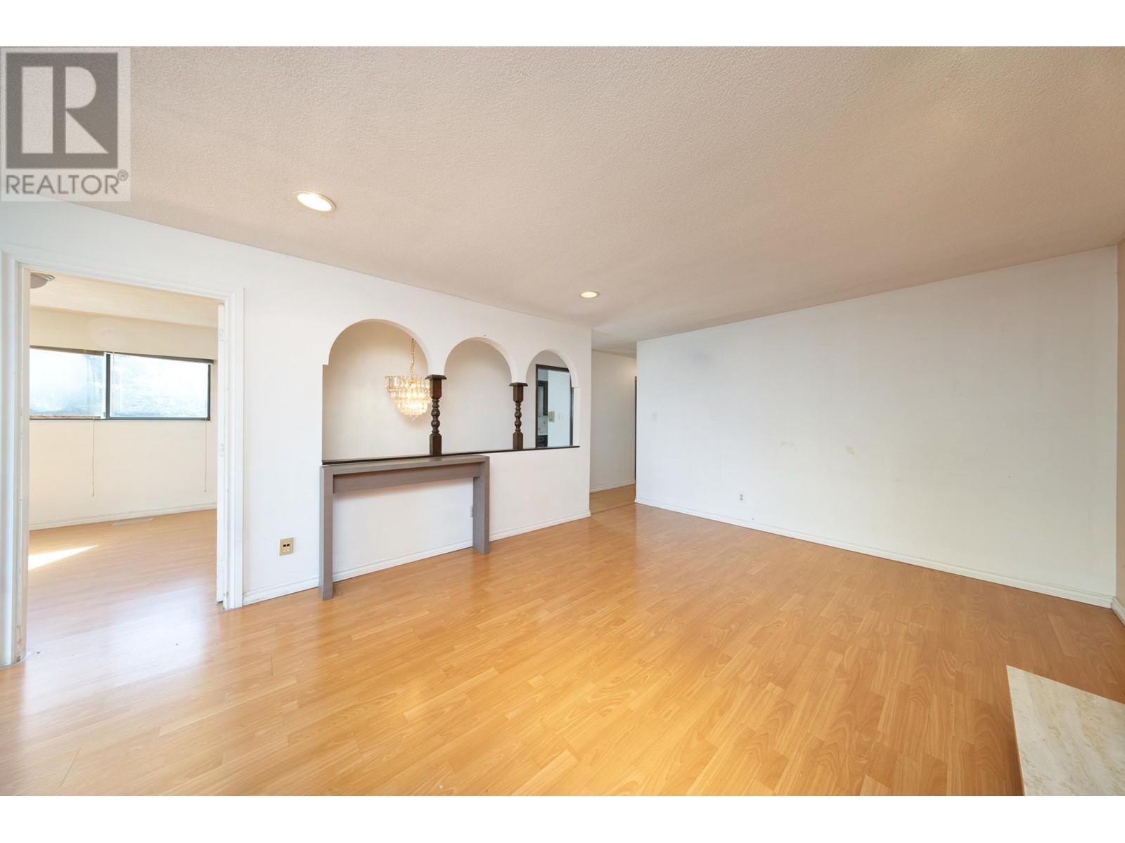 Property at 5591 CLARENDON STREET image 4