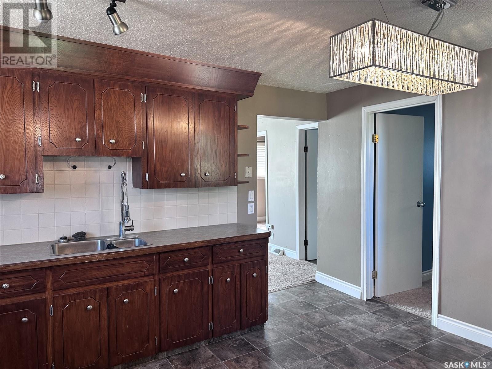 509 6th Avenue S, Weyburn, Saskatchewan  S4H 1Y9 - Photo 4 - SK005260